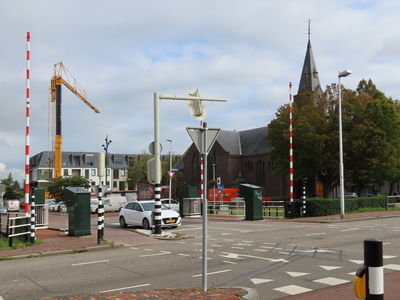 851006 Gezicht op de Meernbrug te Utrecht, vanaf de Rijksstraatweg te De Meern (gemeente Utrecht), met op de ...